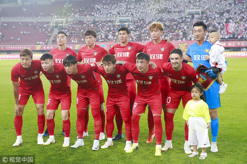 LPL female host Zhang Xiaowei posted a photo： I experienced betrayal and a car accident this year, but I survived unexpe